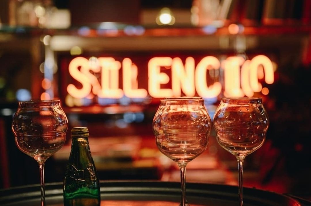 silencio_davidlynch_hiddenbar_paris